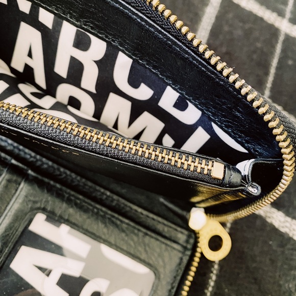 Marc by Marc Jacobs Classic Q Vertical Zip Wallet - Picture 3 of 5